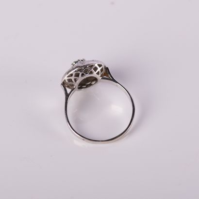Bague rosace centrée d’une émeraude et de...