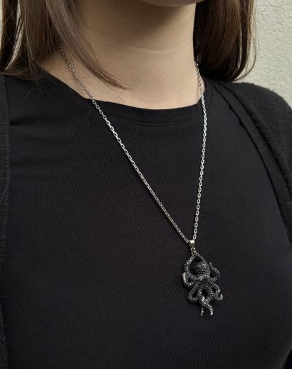 KORLOFF
Magnifique collier en or gris: important...