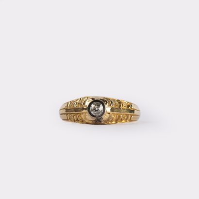 Solitaire en or jaune 18 K (750°/00 ), centrée...