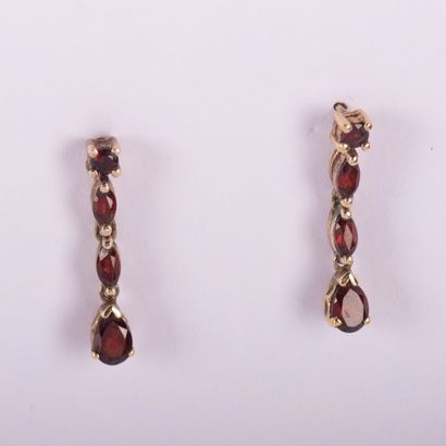 Pair of garnet earrings set in vermeil, gross...