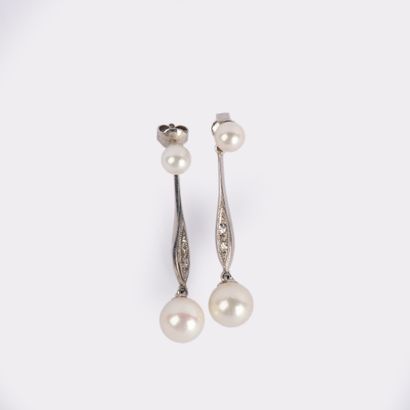 Paire de pendants d’oreilles ornées de 4...