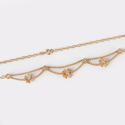 Collier draperie à motif de fleurs serties...