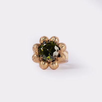 Bague marguerite centrée d’une pierre verte,...