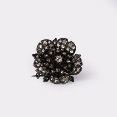 Broche ancienne fleur en argent sertie de...