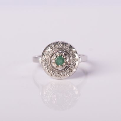 Bague rosace centrée d’une émeraude et de...