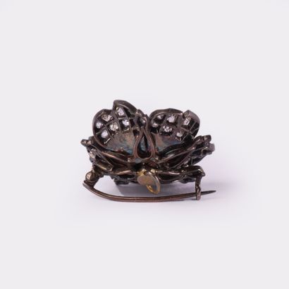 Broche ancienne fleur en argent sertie de...