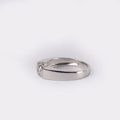 Bague solitaire moderne sertie d’un diamant...