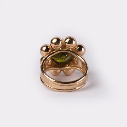 Bague marguerite centrée d’une pierre verte,...