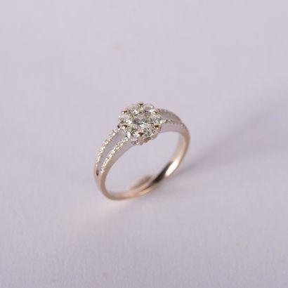 Bague marguerite composée de 7 diamants taille...