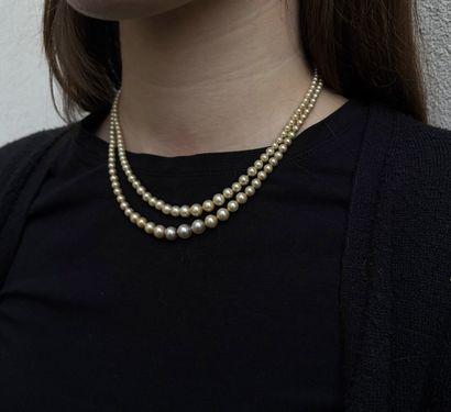 COLLIER à deux rangs de fausses perles disposées...