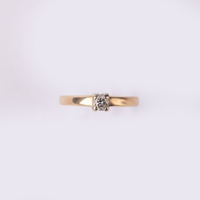 Bague solitaire en or jaune 18 K (750°/00)...