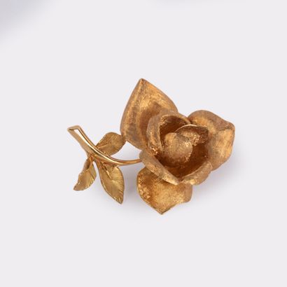 Broche stylisant une rose aux pétales brossées,...
