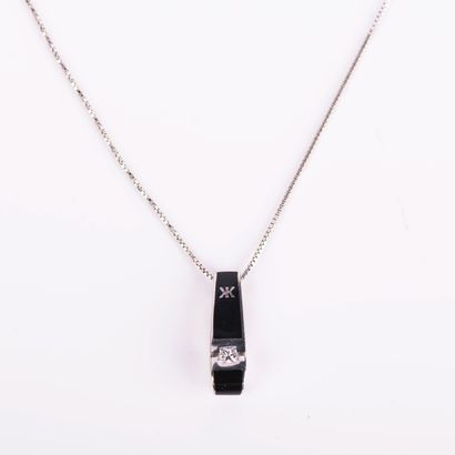 KORLOFF
Collier en or gris: pendentif émaillé...