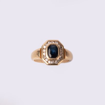 Bague en or jaune 18 K (750°/00) centrée...