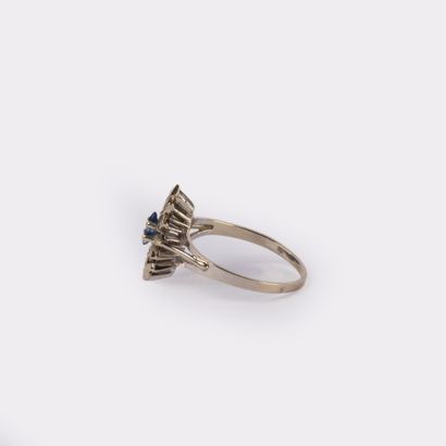 Flower ring in 18K (750°/00) white gold,...