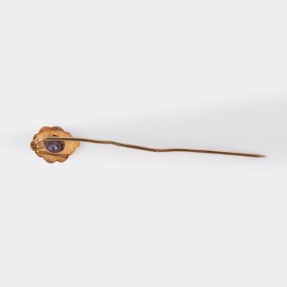 Tie pin in 18K (750°/00) yellow gold set...
