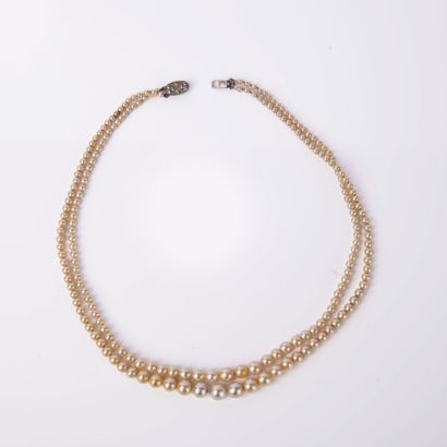 COLLIER à deux rangs de fausses perles disposées...