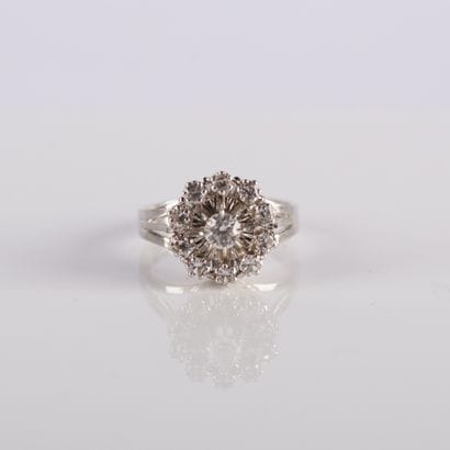 Bague marguerite pavée de diamants taille...