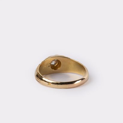 Solitaire en or jaune 18 K (750°/00 ), centrée...