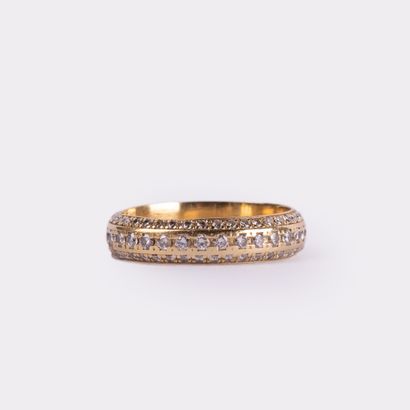 Anneau entièrement pavé de diamants sur une...
