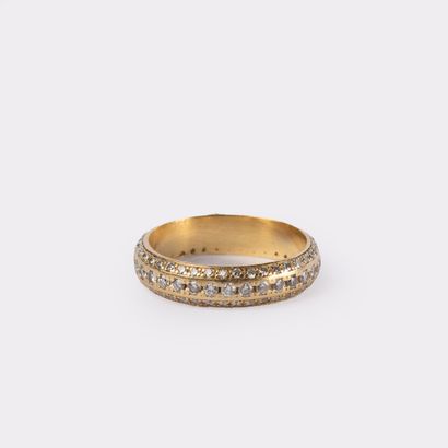 Anneau entièrement pavé de diamants sur une...