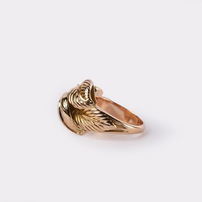 Importante bague à décor de feuilles entrelacées,...