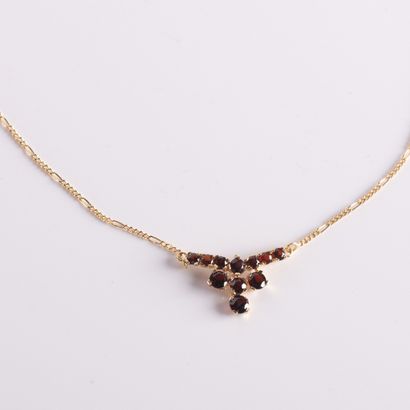 Necklace centered on a garnet-paved motif...