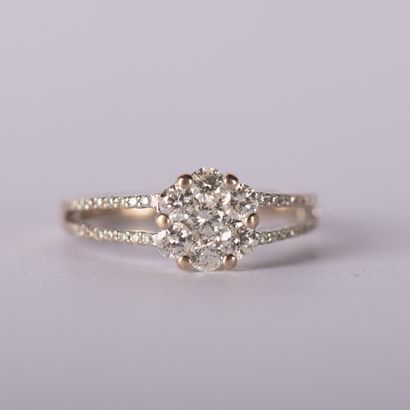 Bague marguerite composée de 7 diamants taille...
