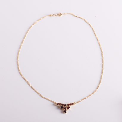 Necklace centered on a garnet-paved motif...