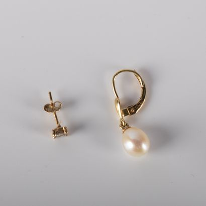 Lot consisting of two mismatched pearl earrings...