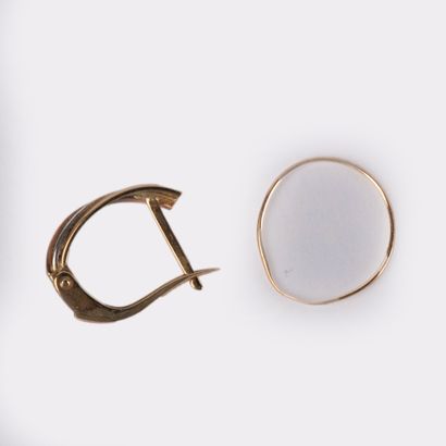 Lot de deux boucles d’oreilles dépareillées...