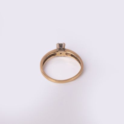 Bague solitaire en or jaune 18 K (750°/00)...