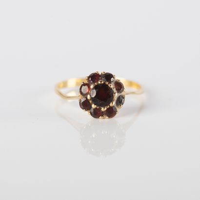 Daisy ring set with garnets in 18-carat (750...