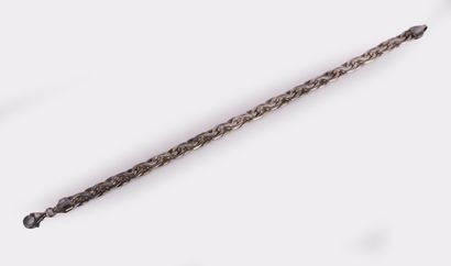 Flat link curb chain in silver.
Weight: 12.6...