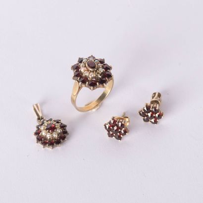 Parure composée d’une bague d’un pendentif...