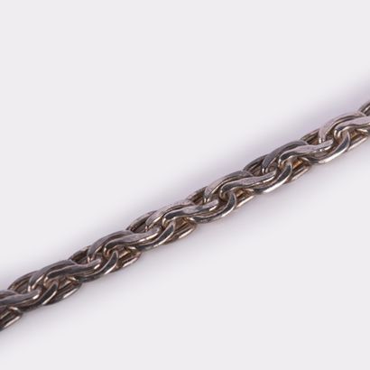 Flat link curb chain in silver.
Weight: 12.6...