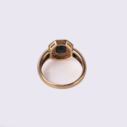 Bague en or jaune 18 K (750°/00) centrée...