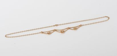 Collier draperie à motif de fleurs serties...