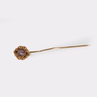Tie pin in 18K (750°/00) yellow gold set...