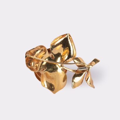 Broche stylisant une rose aux pétales brossées,...