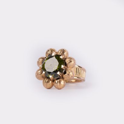 Bague marguerite centrée d’une pierre verte,...