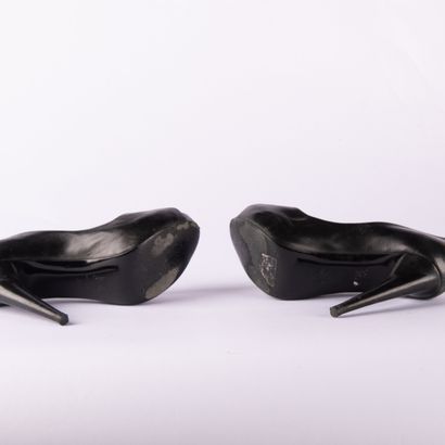 Lot of four pairs of black pumps. 1/ BRUNO...