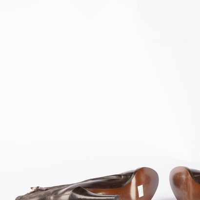 LOUIS VUITTON. Pair of ankle boots in chocolate...