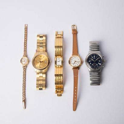 Lot of 5 wristwatches including: 
- TISSOT...