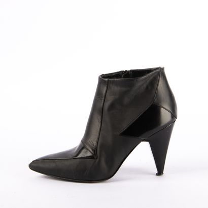 Lot including a pair of FREELANCE heeled...