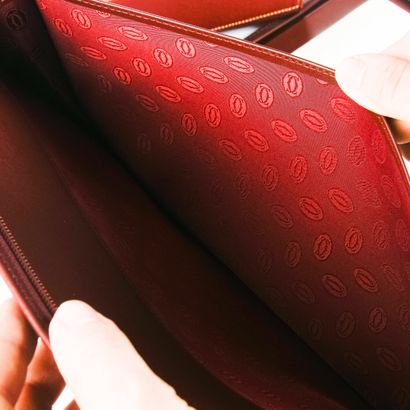 CARTIER, Must
Bordeaux leather notepad holder
25...