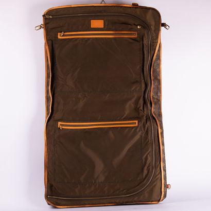 LOUIS VUITTON
Garment travel bag in Monogram...