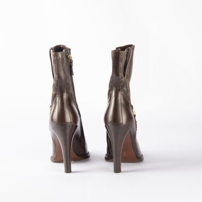LOUIS VUITTON. Pair of ankle boots in chocolate...