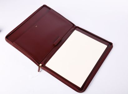 CARTIER, Must
Bordeaux leather notepad holder
25...