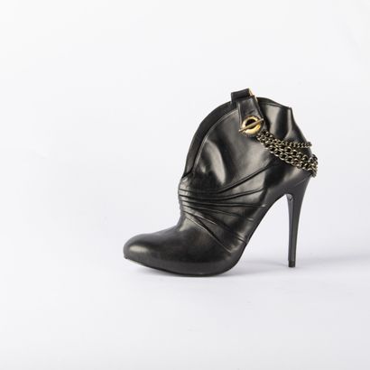 GUESS. Pair of black leather ankle boots,...